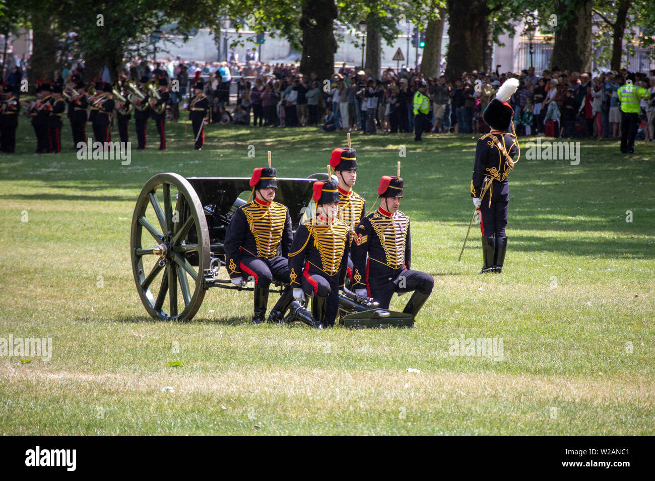 Cette photo montre le salut au canon 21 Président de Trump à Green Park par les troupes du roi Royal Horse Artillery le 03/06/19 Banque D'Images