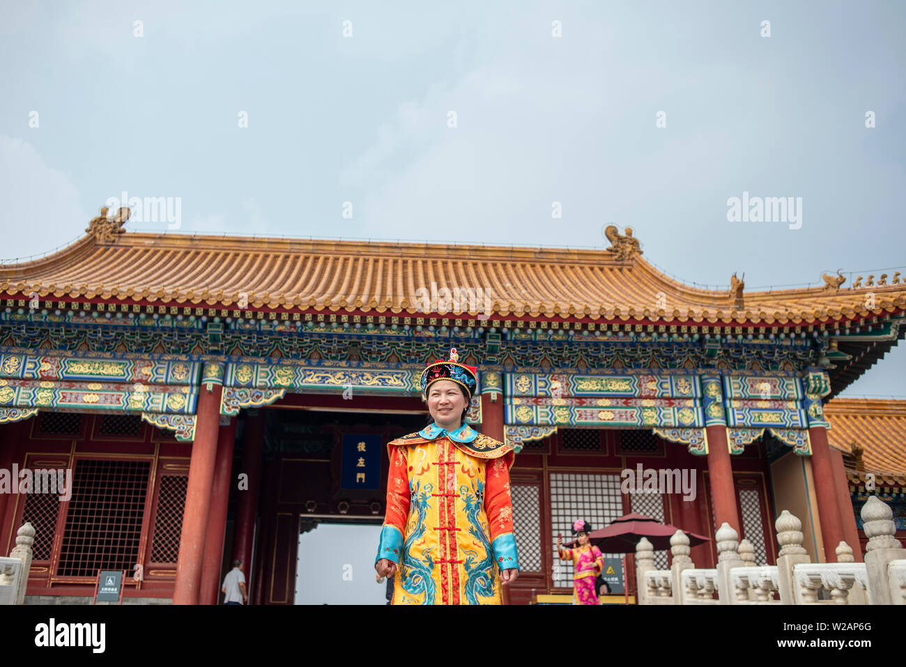 Une femme porter des vêtements traditionnels chinois dans la Cité interdite  à Pékin, Chine Photo Stock - Alamy