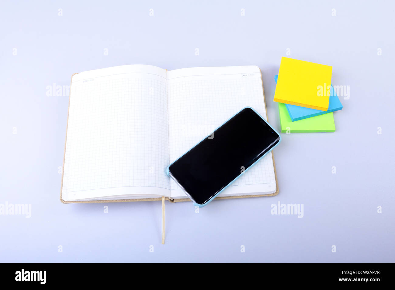 Ouvrez le bloc-notes blanc avec des notes collantes Banque D'Images