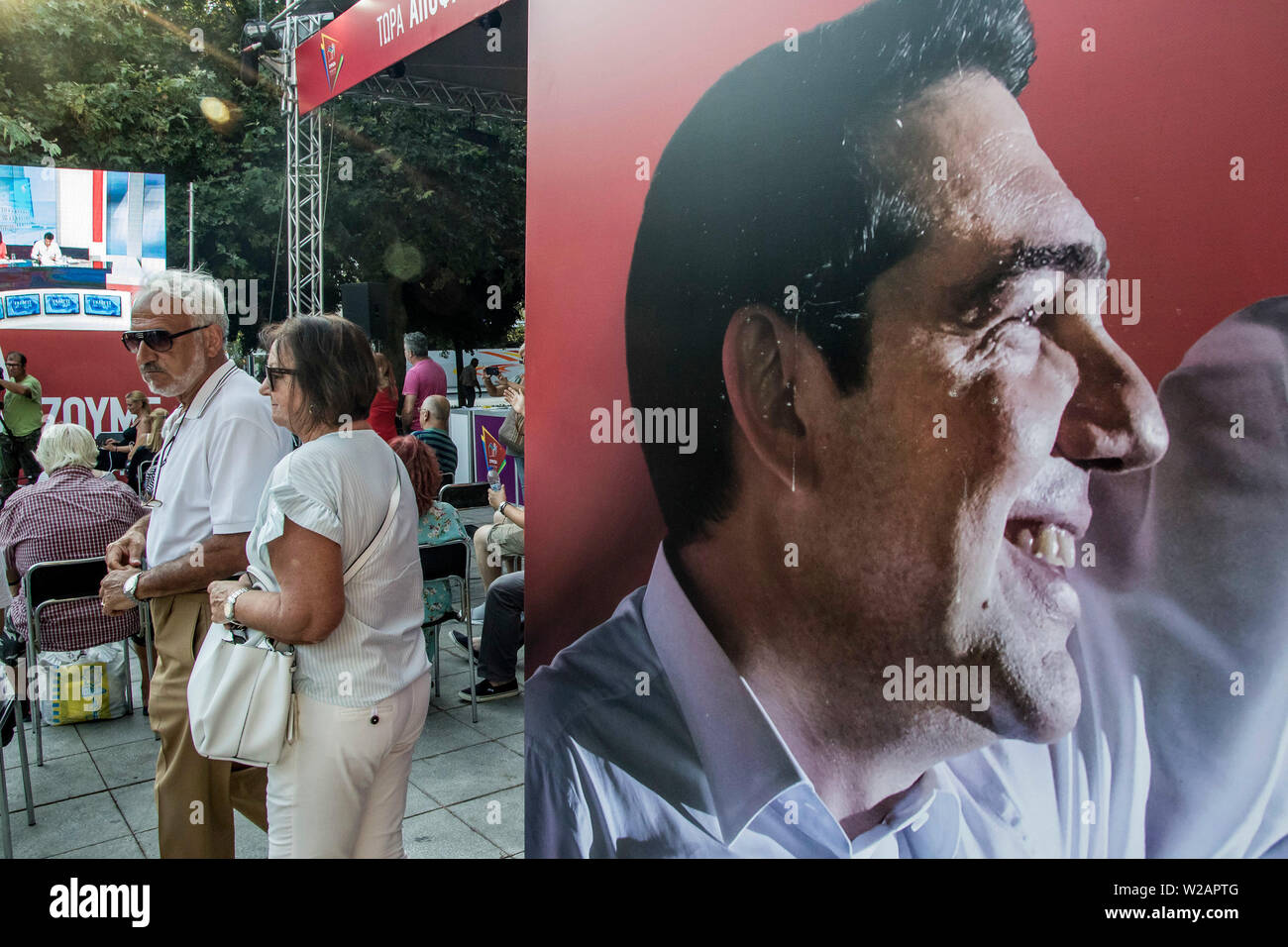 Athènes, Grèce. 7 juillet, 2019. Les partisans du parti SYRIZA sont accueillis à l'élection du parti après l'annonce de borne de sortie des urnes à Athènes, Grèce, le 7 juillet 2019. Le Premier ministre grec Alexis Tsipras a reconnu sa gauche radicale du parti SYRIZA pour vaincre les conservateurs dans les élections générales de dimanche, la première à être effectuée depuis la Grèce est sorti de l'été dernier, les programmes de renflouement. Credit : Panagiotis Moschandreou/Xinhua/Alamy Live News Banque D'Images