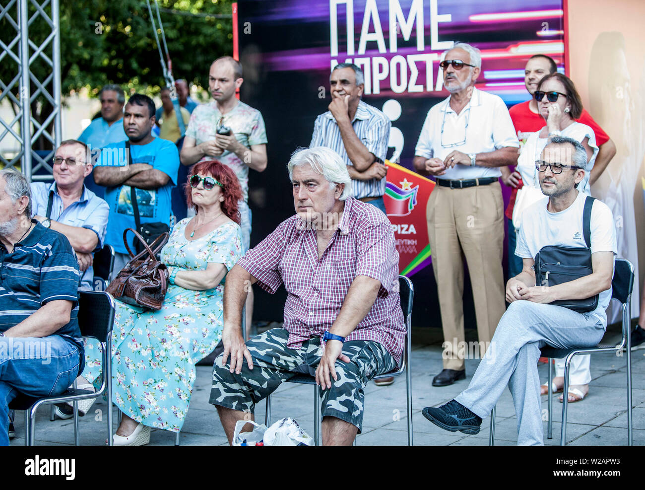 Athènes, Grèce. 7 juillet, 2019. Les partisans du parti SYRIZA sont accueillis à l'élection du parti après l'annonce de borne de sortie des urnes à Athènes, Grèce, le 7 juillet 2019. Le Premier ministre grec Alexis Tsipras a reconnu sa gauche radicale du parti SYRIZA pour vaincre les conservateurs dans les élections générales de dimanche, la première à être effectuée depuis la Grèce est sorti de l'été dernier, les programmes de renflouement. Credit : Panagiotis Moschandreou/Xinhua/Alamy Live News Banque D'Images