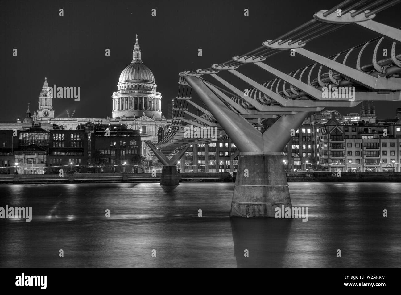 Le Millennium Bridge à la Cathédrale St Paul, la nuit, une longue exposition. Banque D'Images
