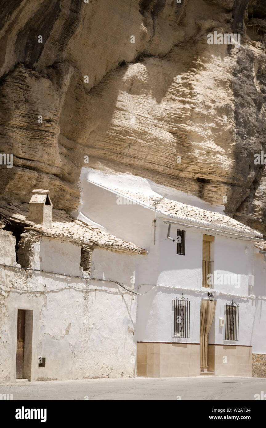 Maisons Blanches construites dans le roc en Setenil de las Bodegas, Cadix, célèbre ville blanche (Pueblos Blancos) d'Andalousie, espagne. Village touristique sur sunny day Banque D'Images