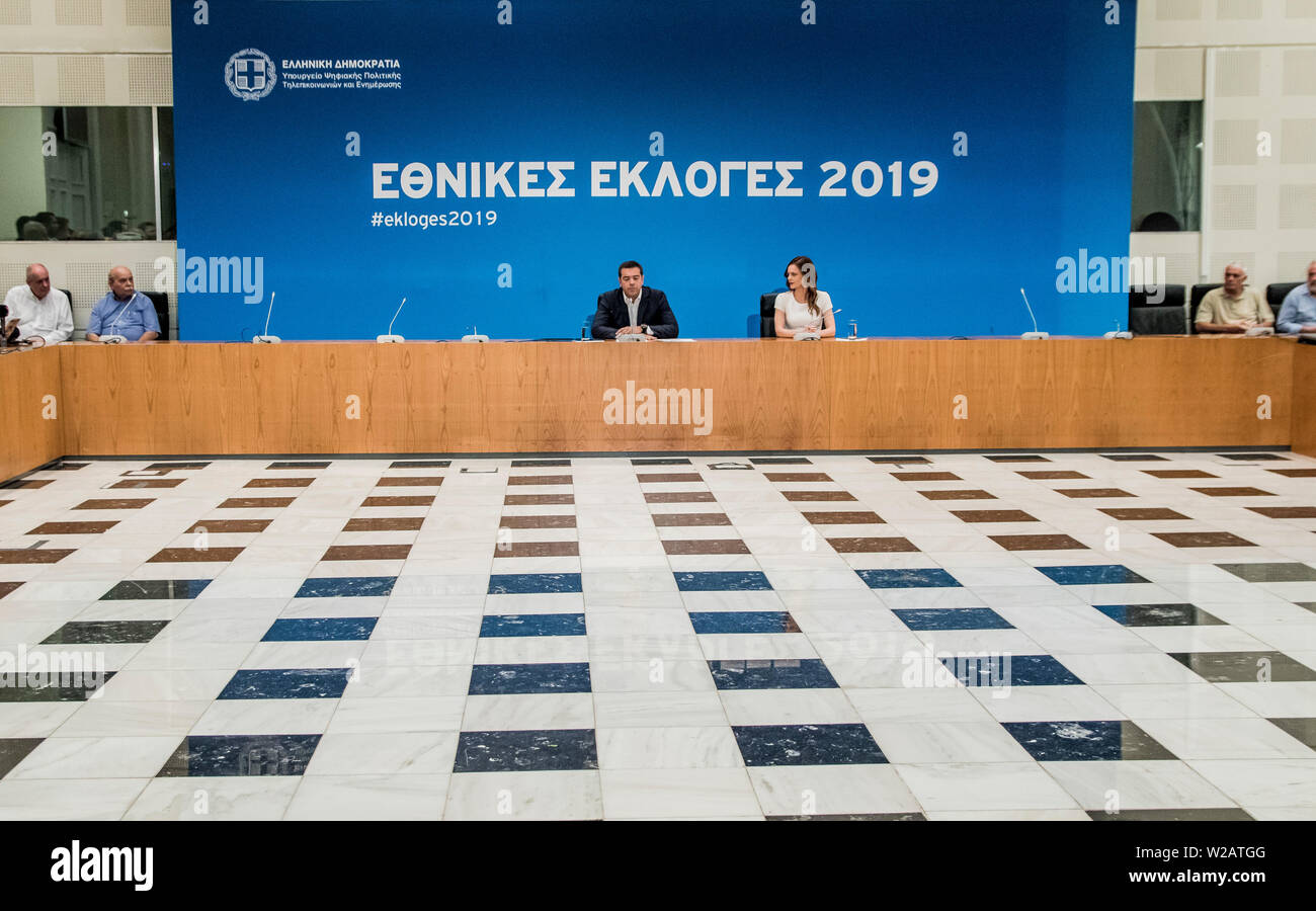 Athènes, Grèce. 7 juillet, 2019. Le Premier ministre grec Alexis Tsipras (L, Centre) aborde les médias au Zappeion Hall à Athènes, Grèce, le 7 juillet 2019. Alexis Tsipras a reconnu sa gauche radicale du parti SYRIZA pour vaincre les conservateurs dans les élections générales de dimanche, la première à être effectuée depuis la Grèce est sorti de l'été dernier, les programmes de renflouement. Credit : Panagiotis Moschandreou/Xinhua/Alamy Live News Banque D'Images