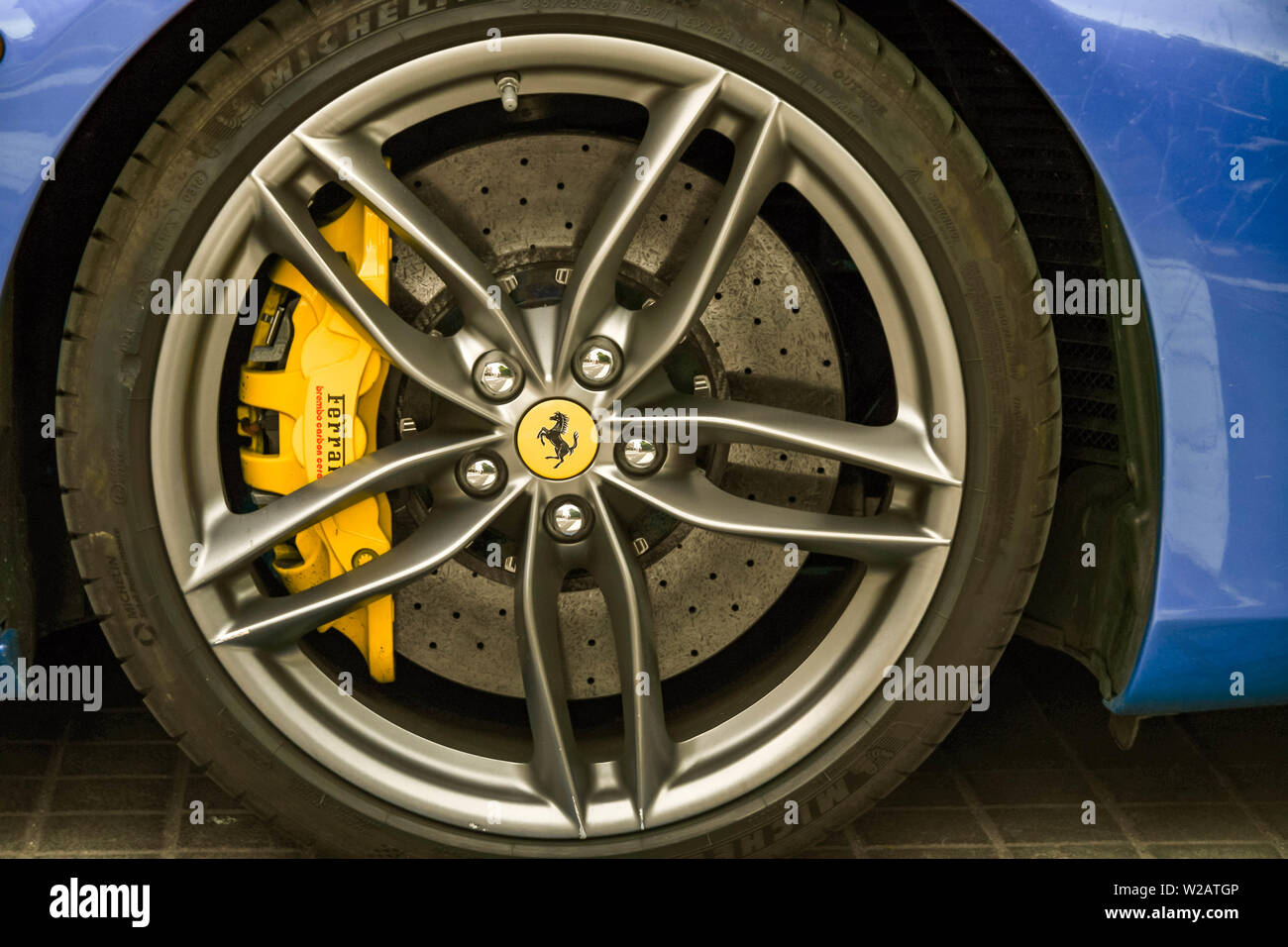 BELLAGIO, Lac de Côme, Italie - Juin 2019 : le volant d'une Ferrari voiture garée dans Bellagio sur le lac de Côme montrant les freins à disque. Banque D'Images