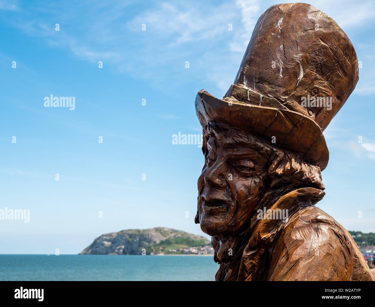 Llandudno, Wales, UK - Une statue de Mad Hatter donne sur la baie de Llandudno. Banque D'Images
