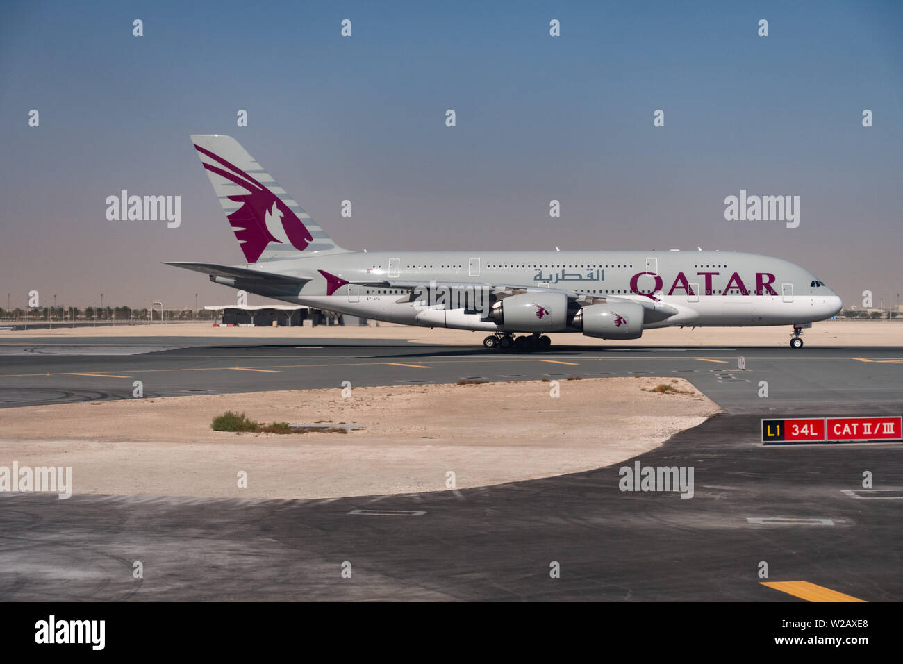 Un Qatar Airways Airbus A380-800 jet superjumbo accélère pour le décollage à l'Aéroport International Hamad, Doha, Qatar Banque D'Images