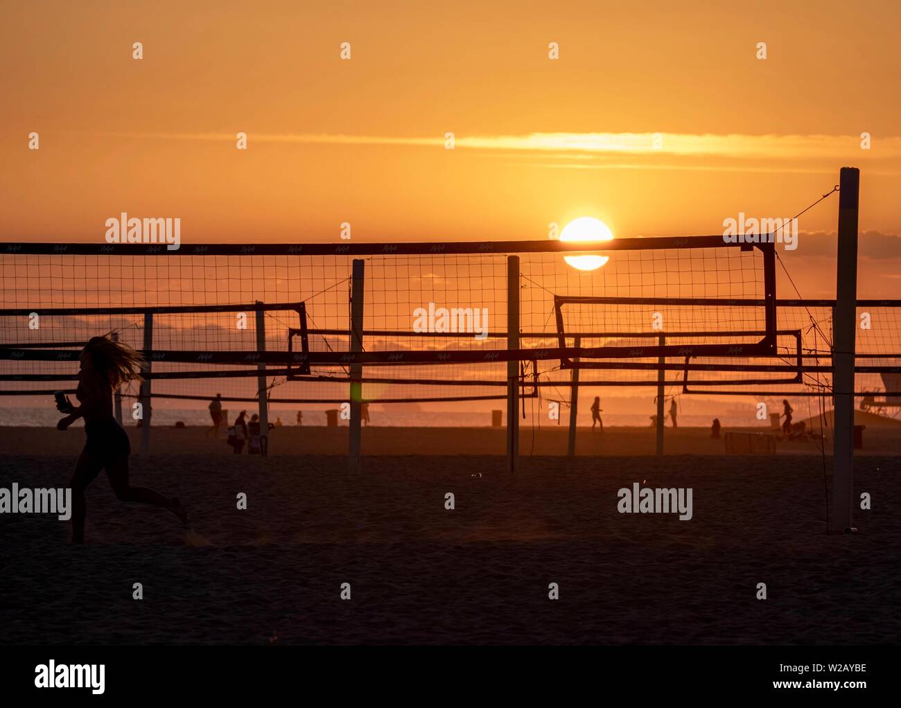 Coucher du soleil à la plage avec des filets de volley-ball Banque D'Images
