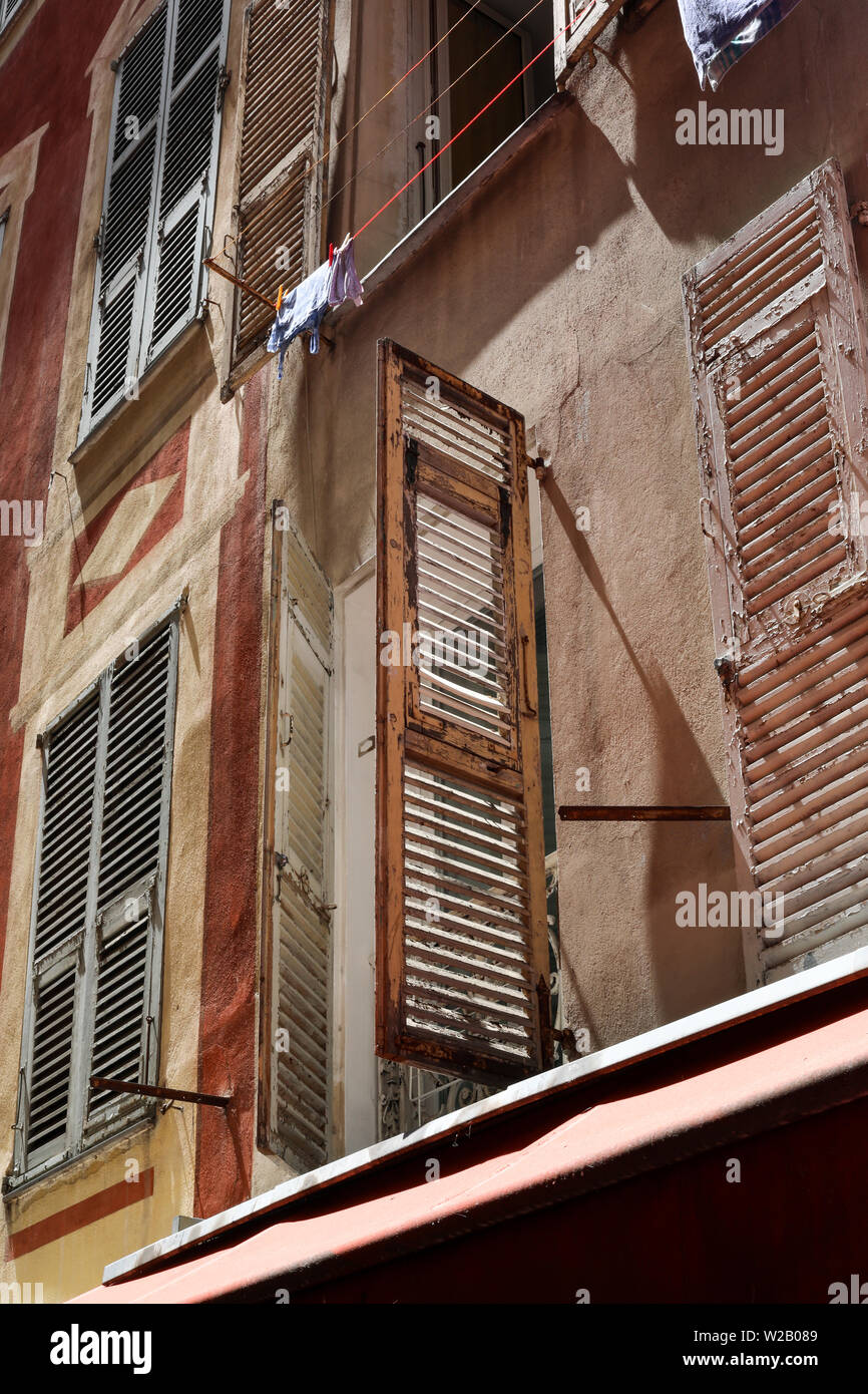 Volets d'un ancien immeuble situé dans la Vieille Ville - la vieille ville de Nice, France - Banque D'Images