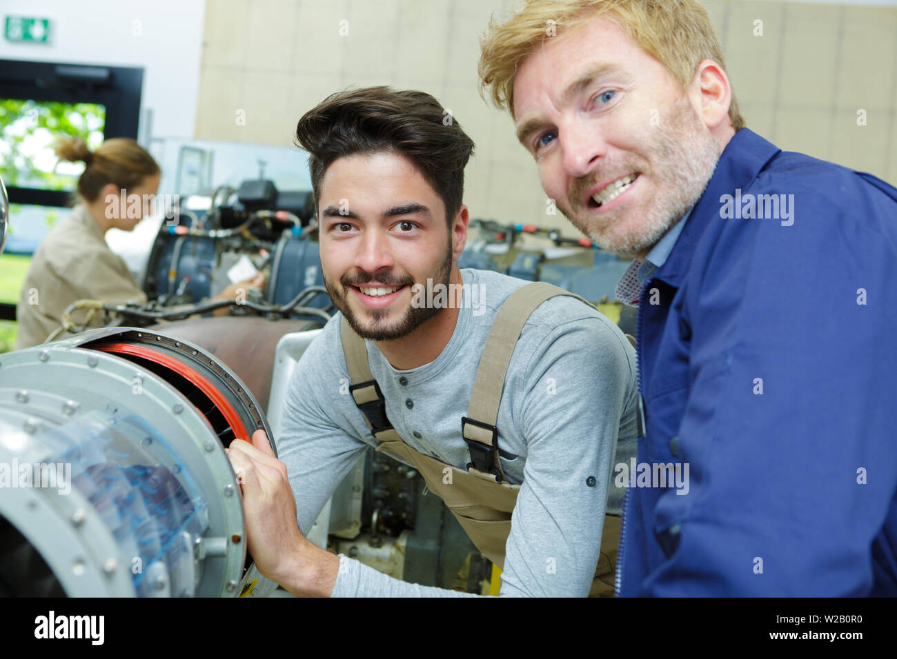 Portrait de l'ingénieur en aéronautique avec jeune apprenti Banque D'Images