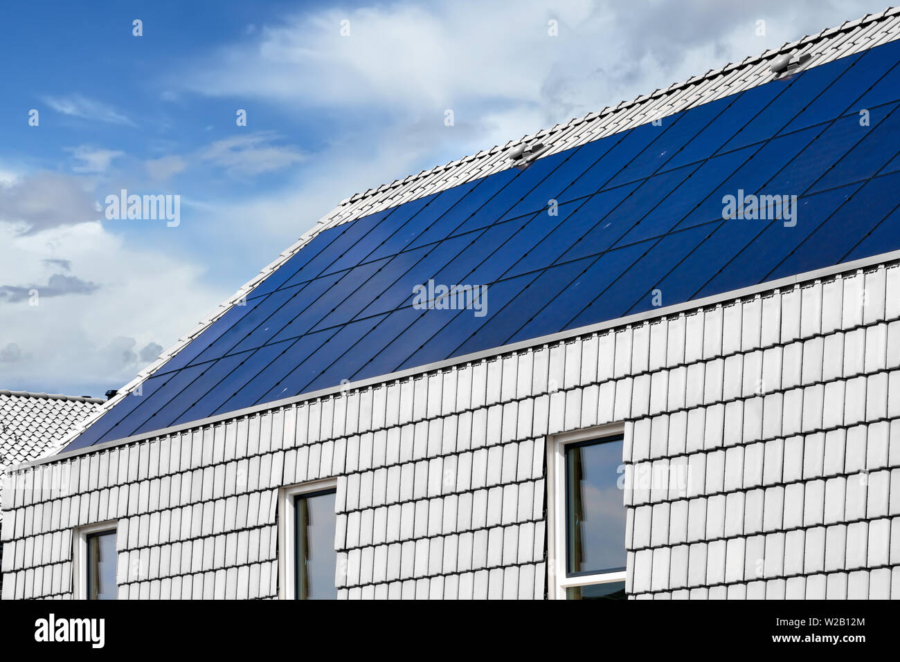 Panneau solaire installé sur le toit de maison Banque D'Images