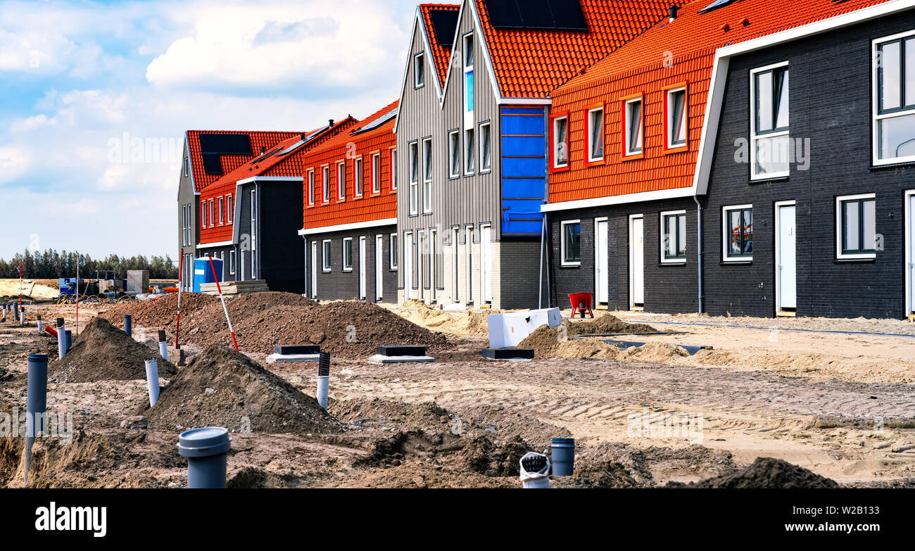 Vue sur site de construction. Constructions routières et de nouveaux bâtiments avec des panneaux solaires de toit Banque D'Images