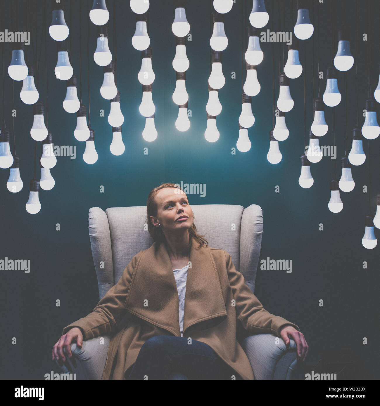 Jolie jeune femme qui a tant d'idées pour des entreprises - éclairage ampoule/eureka moment concept image (image) dans les tons de couleur Banque D'Images