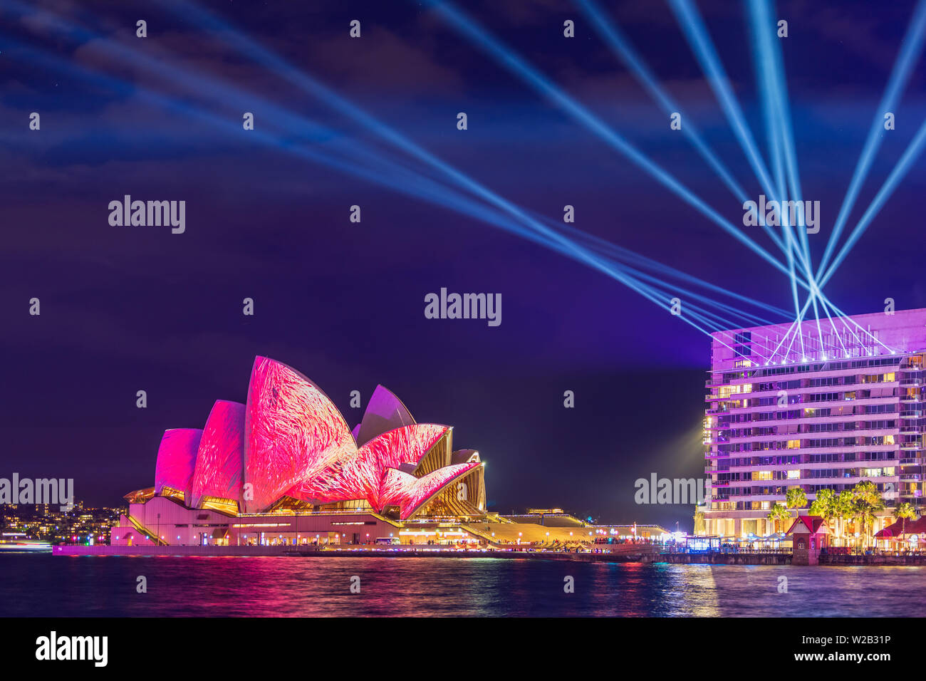 Sydney, Australie - 15 juin 2019 : Sydney Opera House sails éclairés en couleur à la lumière vive Festival sous une lumière afficher Banque D'Images