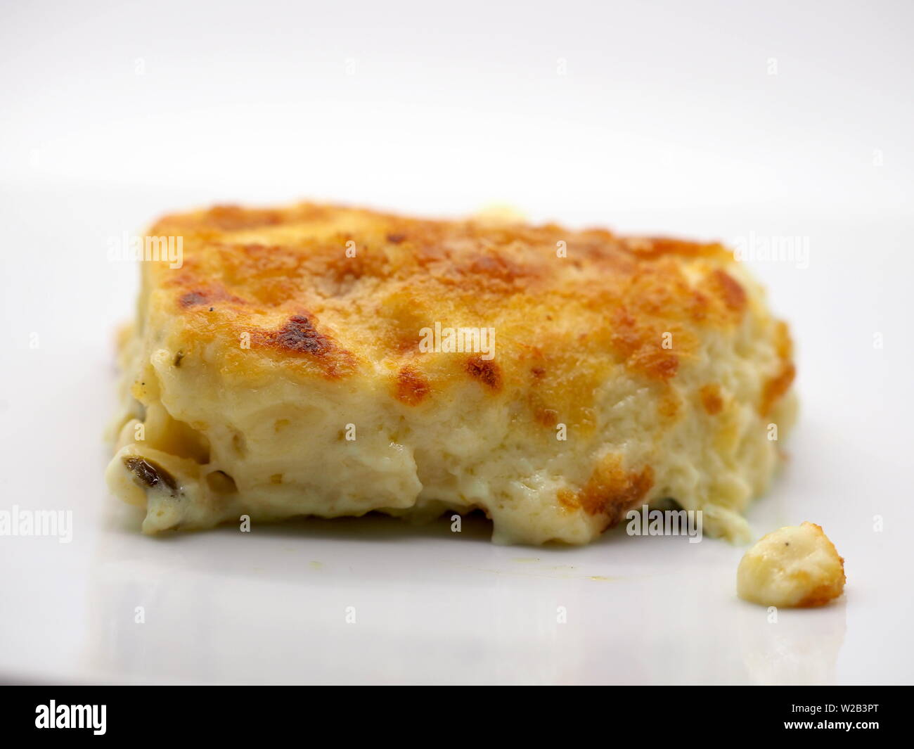 Londres, UK - Juillet 2019 - Plat - une fourchette pleine de macaroni au fromage au four avec des pâtes et une miette de fromage Jalapenos Pour Le Dîner Banque D'Images