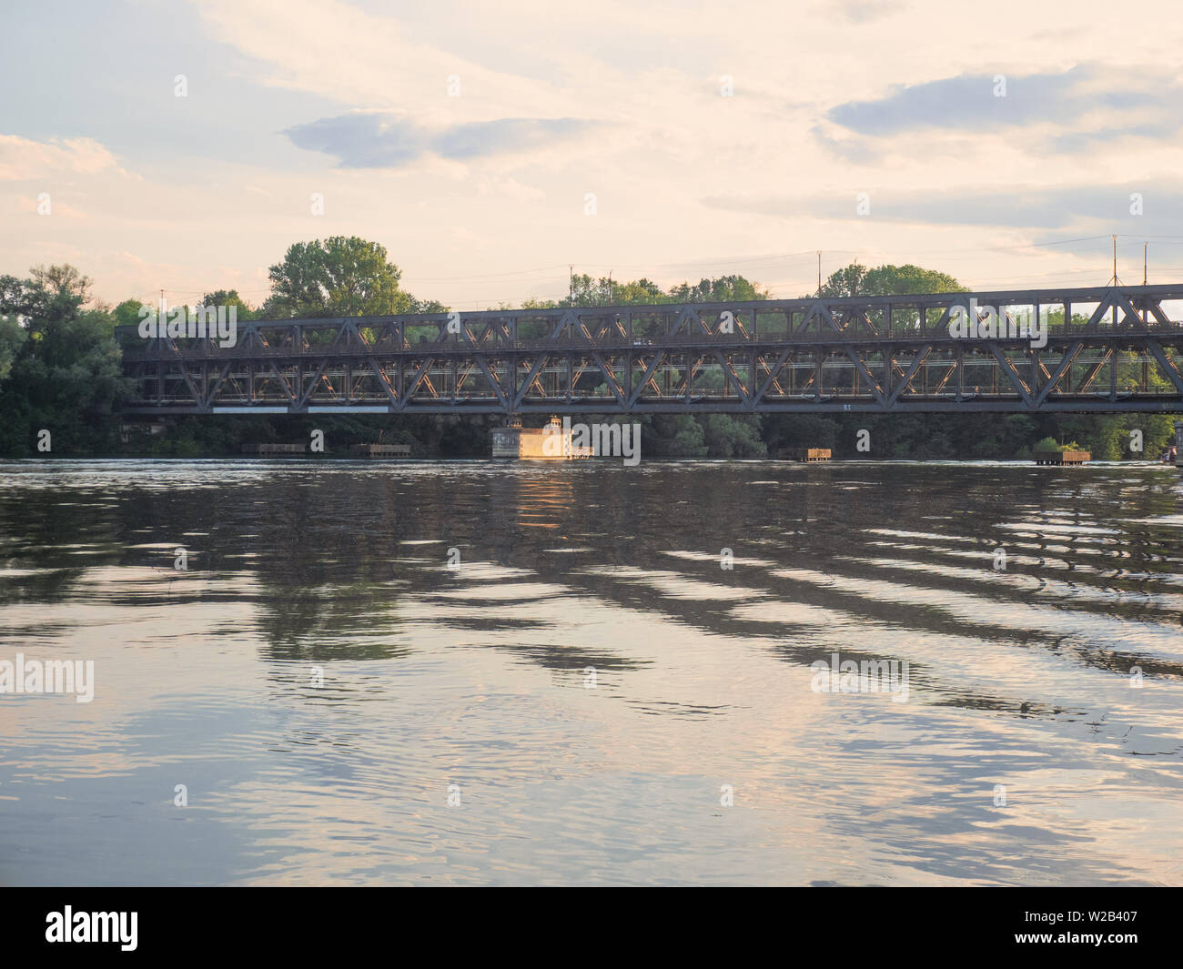 Fer à repasser pont traverse le fleuve Ticino à Sesto Calende. La Lombardie, Italie Banque D'Images