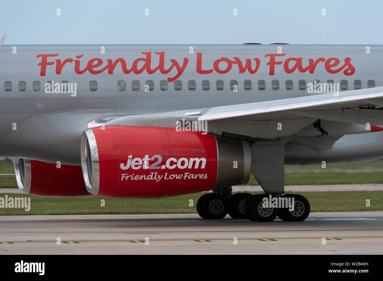 Le logo de l'avion de Jet2.com est clairement visible sur le côté d'une entrée d'air à l'aéroport de Manchester, Royaume-Uni. Banque D'Images