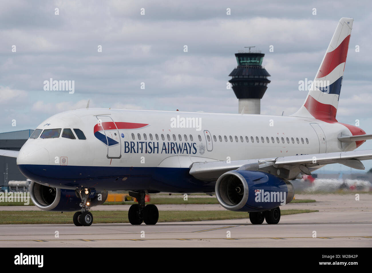 Les taxis de British Airways sur la piste à l'aéroport de Manchester, Royaume-Uni. Banque D'Images