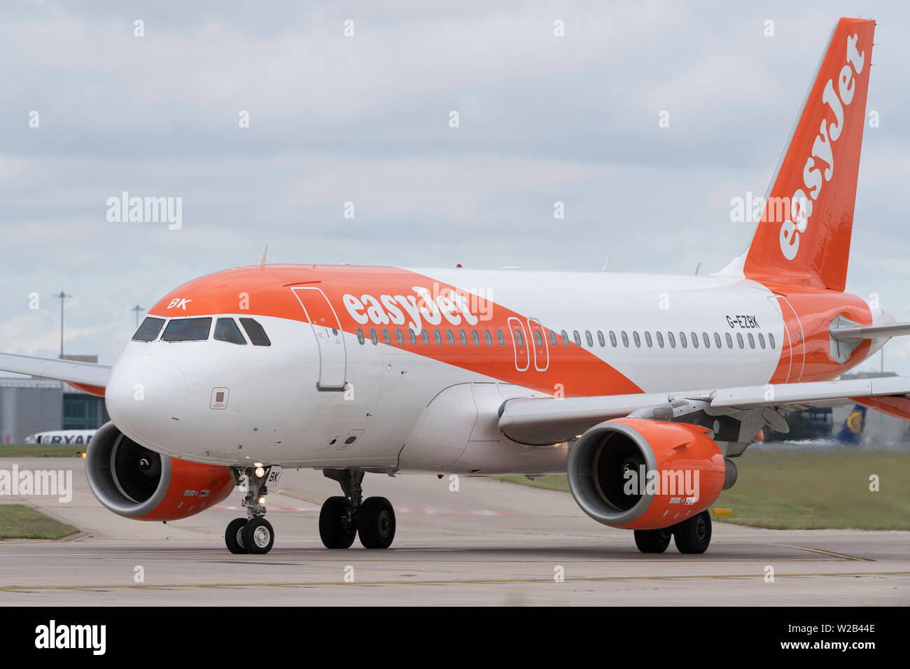 Un Airbus A319-100 Easyjet Les taxis sur la piste à l'aéroport de Manchester, Royaume-Uni. Banque D'Images