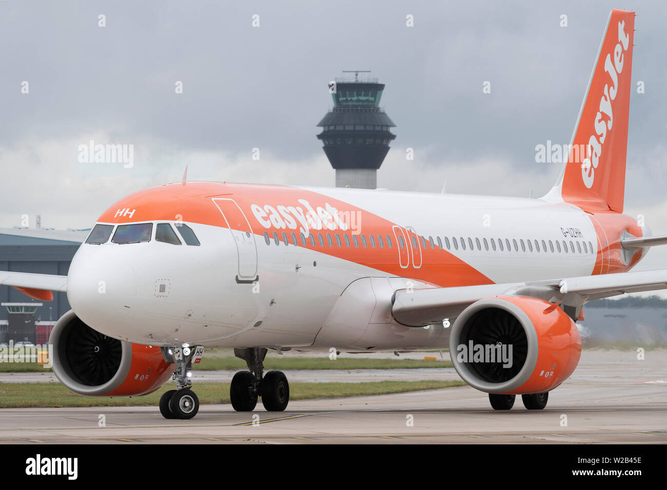 Un Airbus A320-200 Easyjet Les taxis sur la piste à l'aéroport de Manchester, Royaume-Uni. Banque D'Images