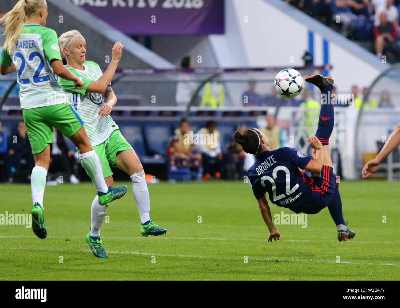 Kiev, UKRAINE - le 24 mai 2018 : Lucy de Bronze Olympique Lyonnais (R) lance une balle au cours de l'UEFA Women's Champions League 2018 match contre le VFL Banque D'Images