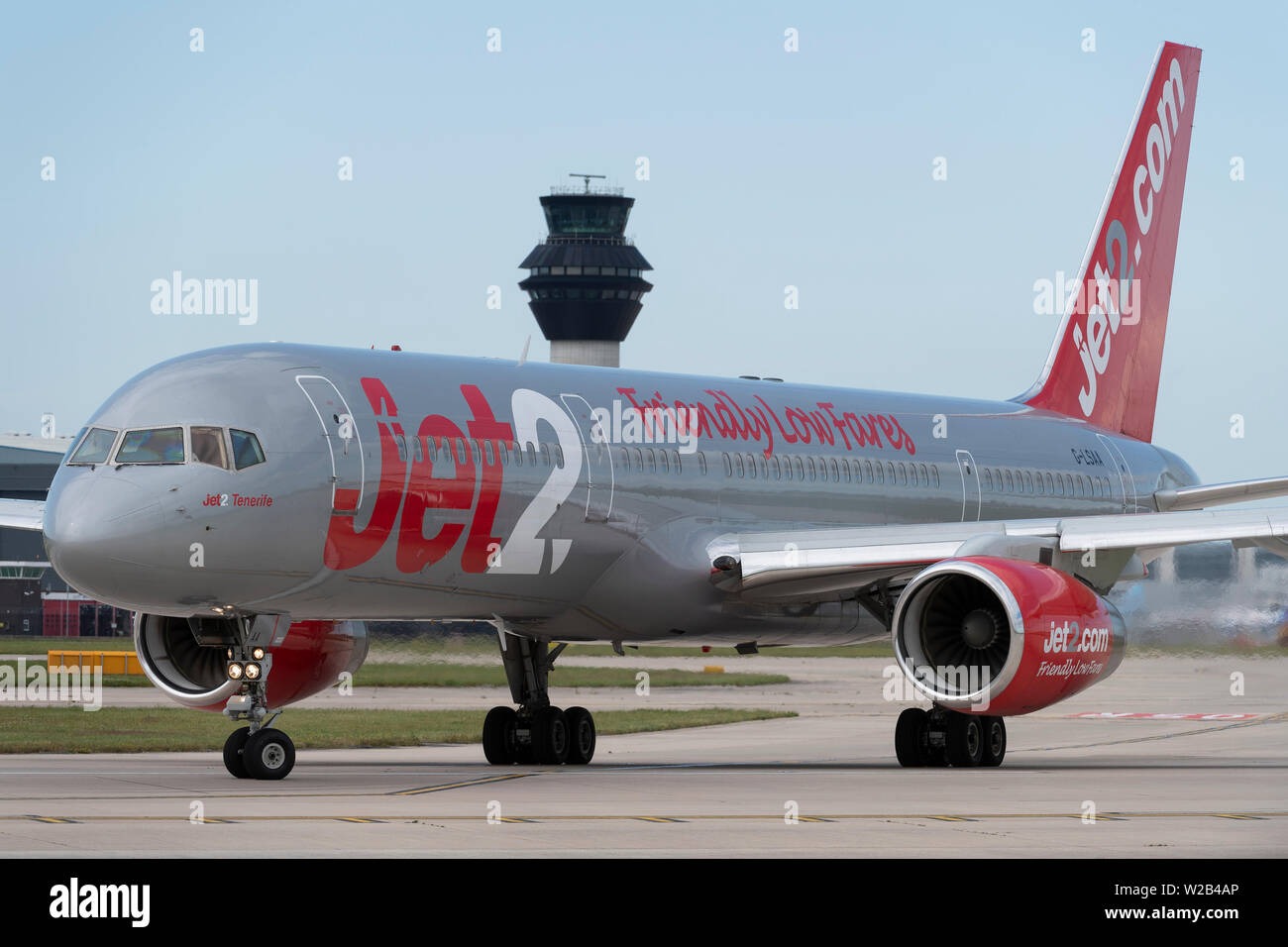 Un Boeing 757-236 Jet2 Les taxis sur la piste à l'aéroport de Manchester, Royaume-Uni. Banque D'Images