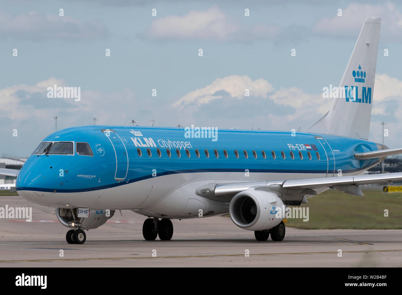 Un Embraer ERJ-175STD KLM Les taxis sur la piste à l'aéroport de Manchester, Royaume-Uni. Banque D'Images