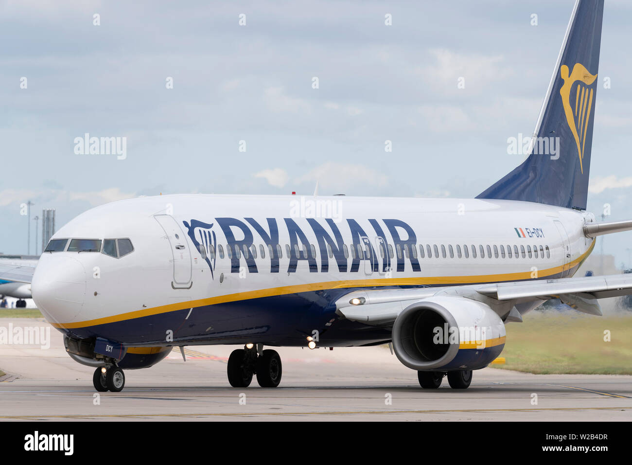 Un Boeing 737-800 de Ryanair Les taxis sur la piste à l'aéroport de Manchester, Royaume-Uni. Banque D'Images