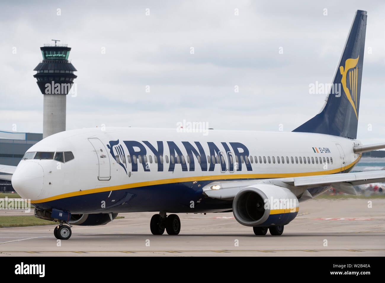 Un Boeing 737-800 de Ryanair Les taxis sur la piste à l'aéroport de Manchester, Royaume-Uni. Banque D'Images