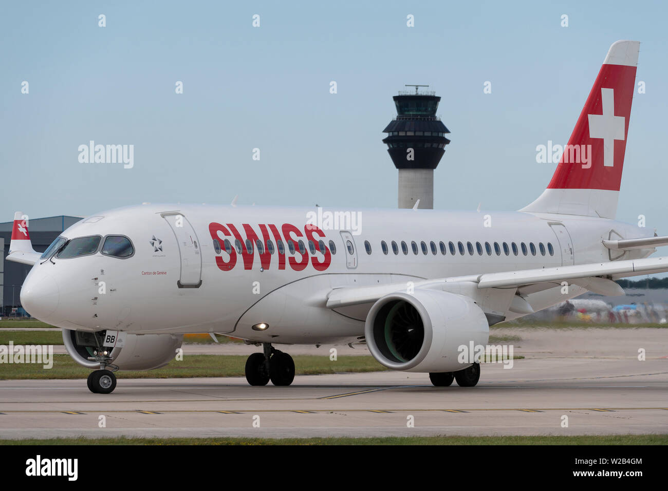 Un Airbus A220 de la Swissair Les taxis sur la piste à l'aéroport de Manchester, Royaume-Uni. Banque D'Images