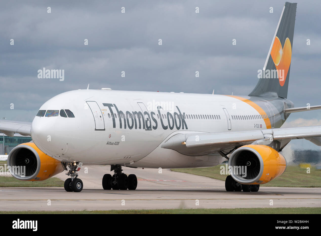 Un Thomas Cook Airlines Airbus A330-243 Les taxis sur la piste à l'aéroport de Manchester, Royaume-Uni. Banque D'Images