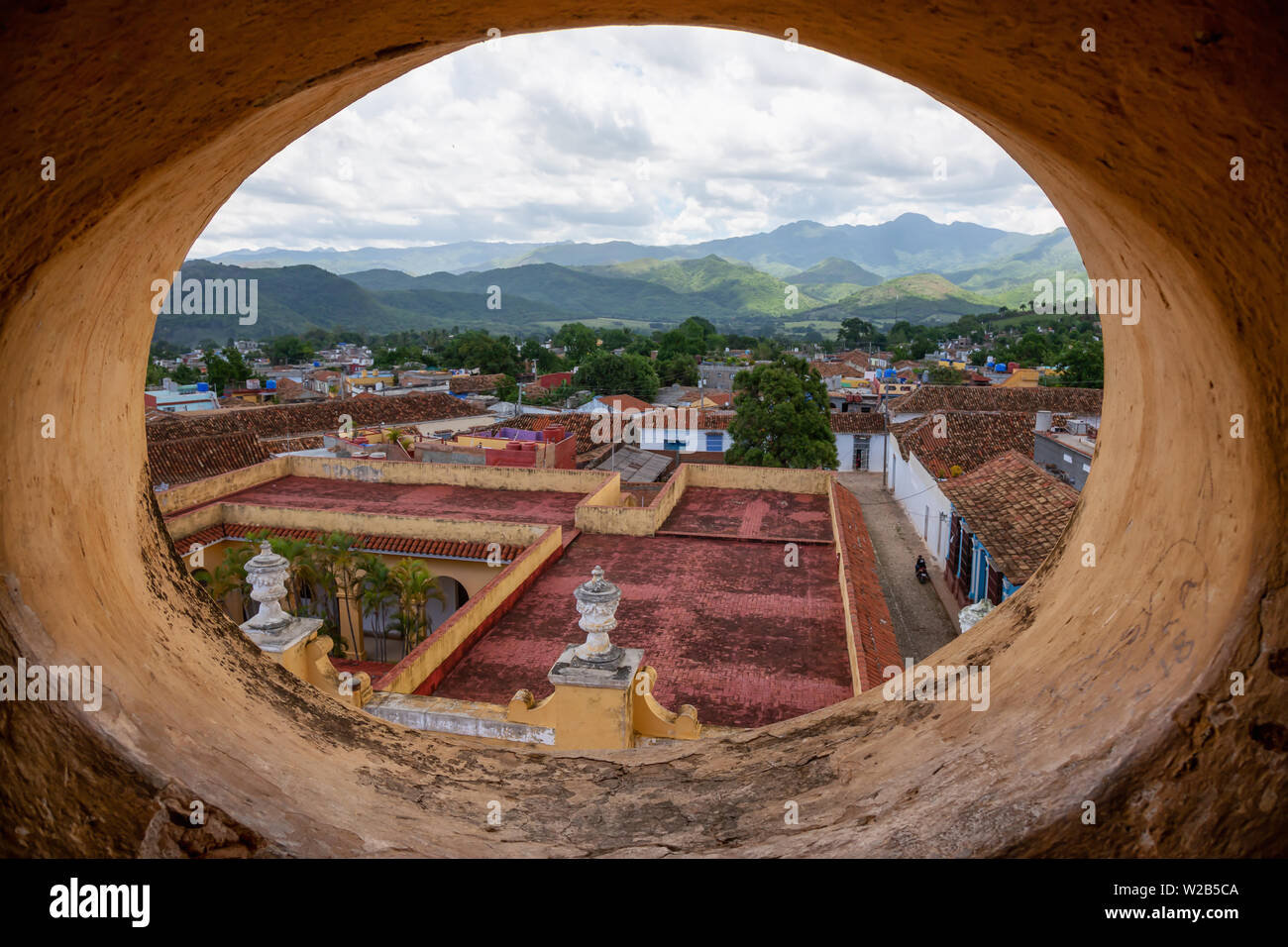 Trinidad, Cuba - 11 juin 2019 : Vue de la fenêtre d'une église dans une petite ville de Cuba pendant une journée ensoleillée. Banque D'Images