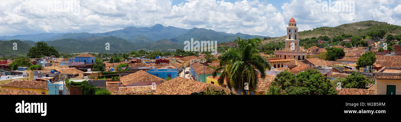 Vue panoramique aérienne d'une petite ville cubaine touristique lors d'un jour d'été ensoleillé et nuageux. Prises à Trinidad, Cuba. Banque D'Images