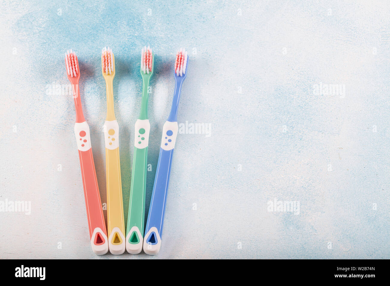 Brosse à dents en quatre morceaux, couleur bleu sur fond de bois. Banque D'Images