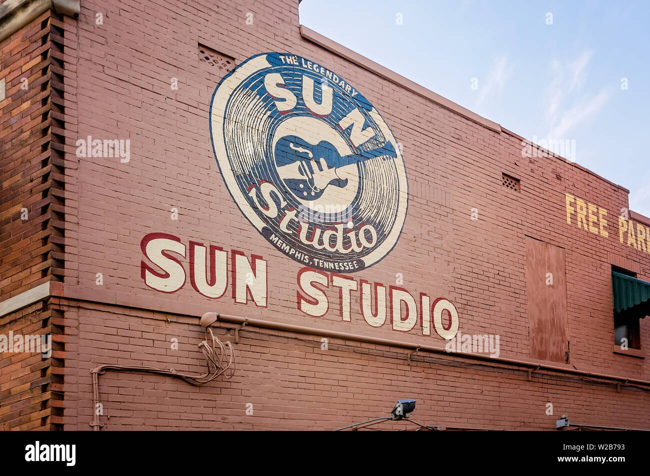 Un logo orne le mur extérieur de Sun Studio, le 6 septembre 2015. Le studio d'enregistrement et label ont été rendus célèbres par des chanteurs comme Elvis Presley. Banque D'Images