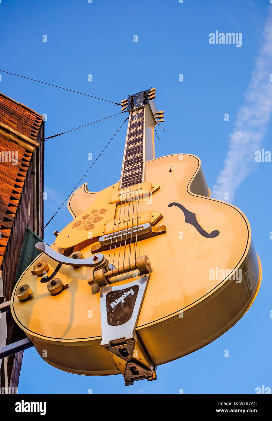 Le soleil se couche sur la guitare de Sun Studio, le 6 septembre 2015. Le studio d'enregistrement et label ont été rendus célèbres par des chanteurs comme Elvis Presley. Banque D'Images