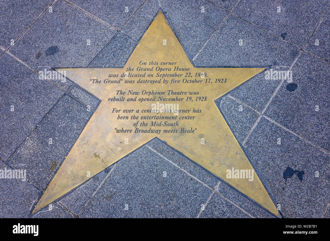 Une étoile d'or marquant l'ancien emplacement de la Grand Opera House est incorporée à un trottoir à l'Orpheum Theatre à Memphis, Tennessee. Banque D'Images
