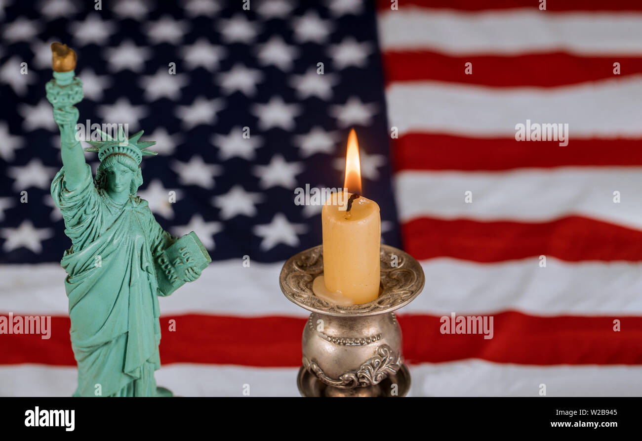 Drapeau américain à l'occasion du Jour du souvenir la bougie brûle dans la Statue de la Liberté Banque D'Images