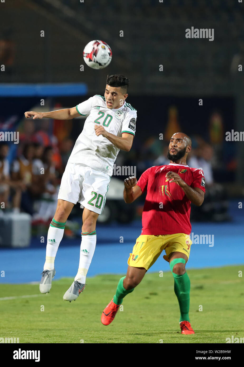 Le Caire, Égypte. 7 juillet, 2019. Youcef Atal (L) de l'Algérie dispute à Martinez Kante de Guinée pendant la coupe d'Afrique des Nations 2019 match entre l'Algérie et la Guinée au Caire, en Égypte, le 7 juillet 2019. L'Algérie a gagné 3-0. Credit : Ahmed Gomaa/Xinhua/Alamy Live News Banque D'Images