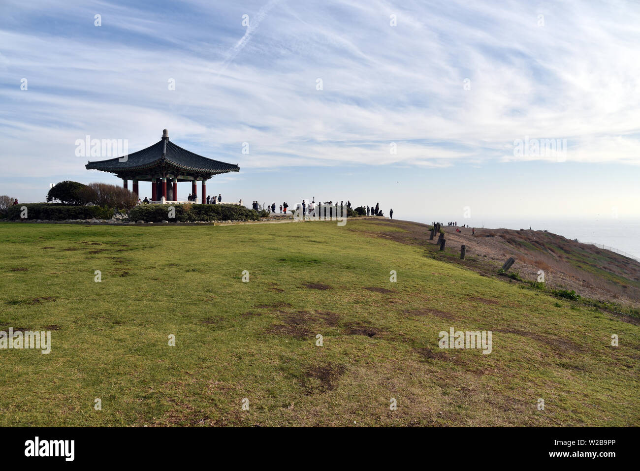 SAN PEDRO, CA/USA - 25 décembre 2018 : la cloche de l'amitié au sommet d'une colline dans la région de Angel's Gate Park, à San Pedro, en Californie. Banque D'Images