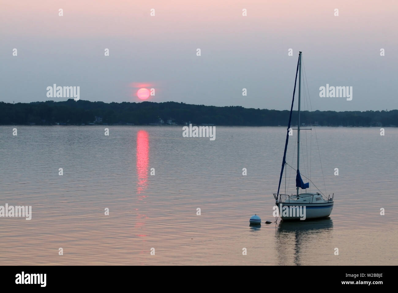 Beau paysage avec des couleurs rouge et soleil location pendant le coucher du soleil. Le lac Mendota, Madison, Wisconsin, USA. Banque D'Images
