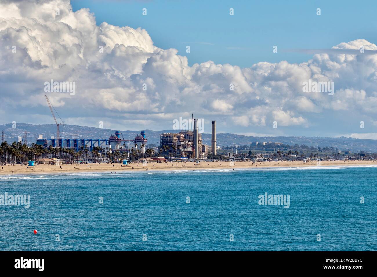 Huntington Beach littoral montrant l'usine AES et l'eau de l'usine de dessalement Banque D'Images