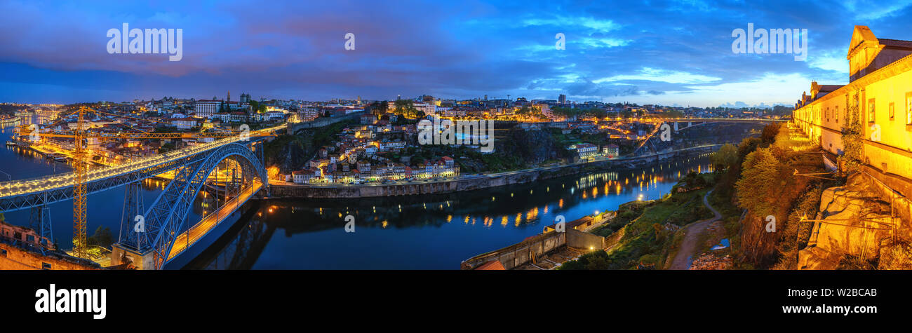 Porto Portugal nuit panorama ville skyline at Porto Ribeira avec Douro et Pont Dom Luis I Banque D'Images