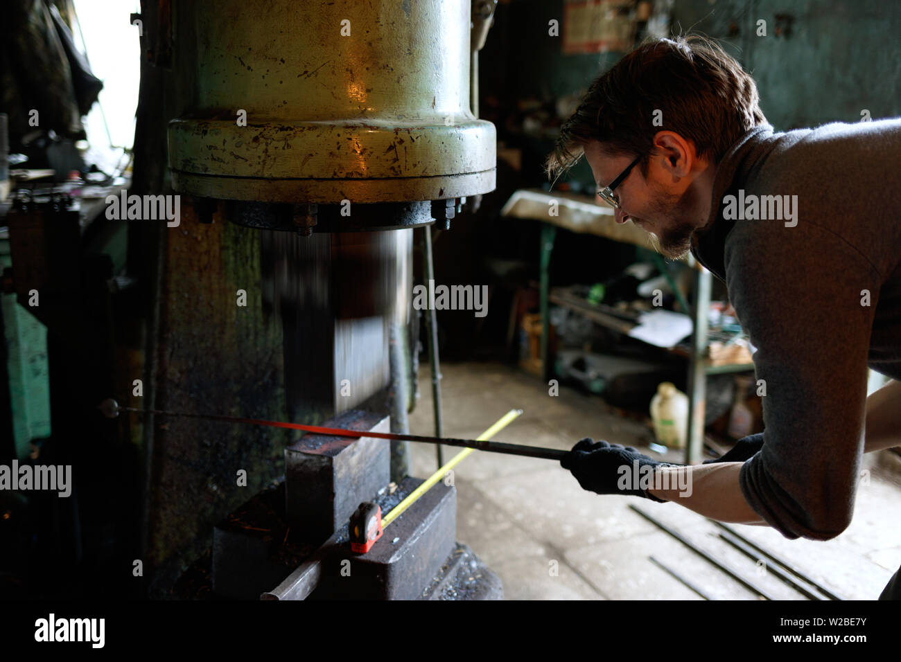 Forgeron forger à l'aide d'un marteau pneumatique. Banque D'Images
