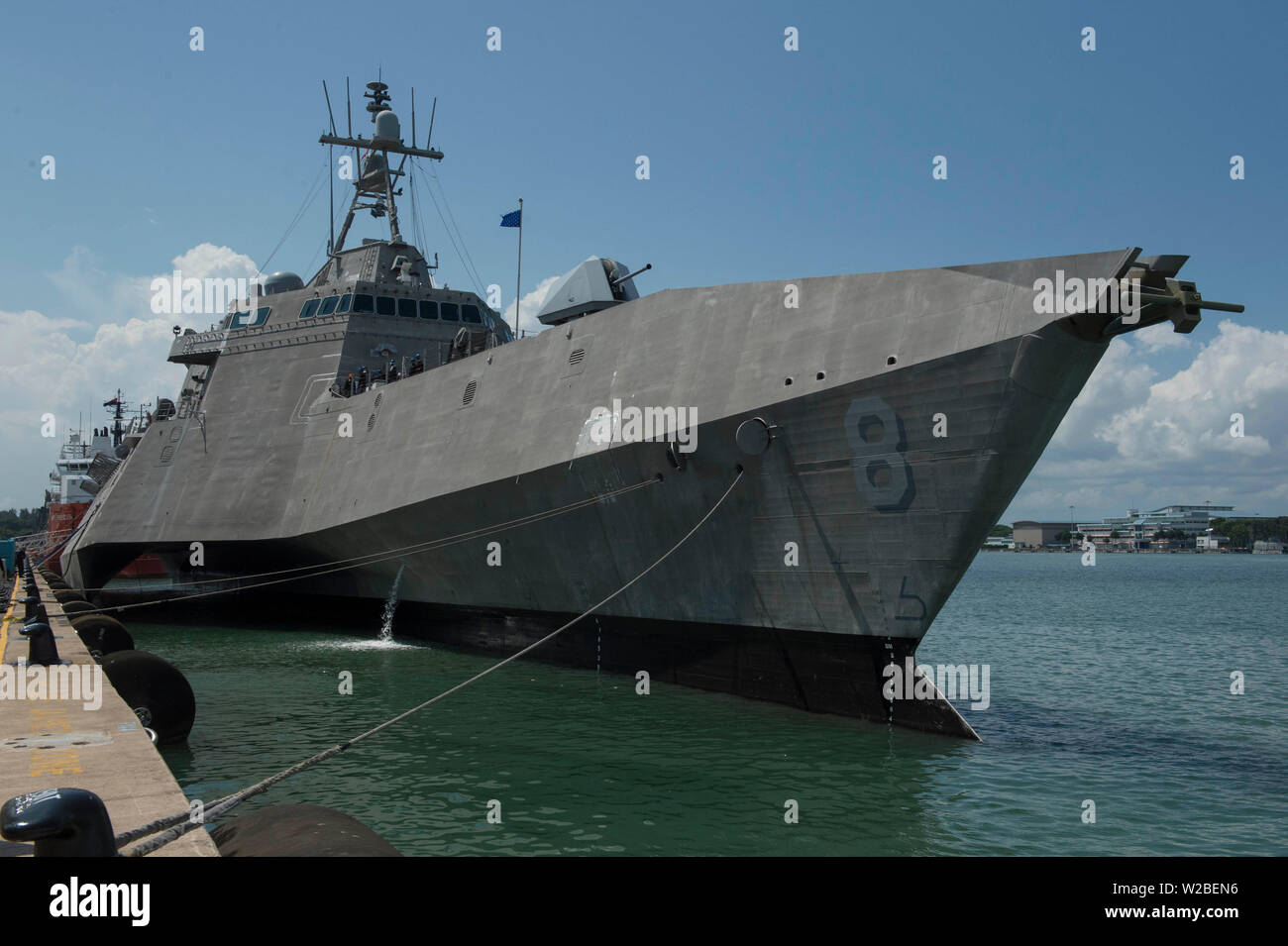 190706-N-NI298-0136 BASE NAVALE de Changi, Singapour (6 juillet 2019) l'indépendance variante de combat littoral USS Montgomery (LCS 8) siège à la base navale de Changi pierside, Singapour, après son arrivée pour un déploiement de rotation. L'arrivée de Montgomery à Singapour marque le quatrième déploiement de navires de combat littoral en Asie du sud-est. Restauration rapide, agile et d'un réseau de combat de surface, LCS sont optimisés pour fonctionner dans les environnements côtiers. (U.S. Photo par marine Spécialiste de la communication de masse 2e classe Tristin Barth) Banque D'Images