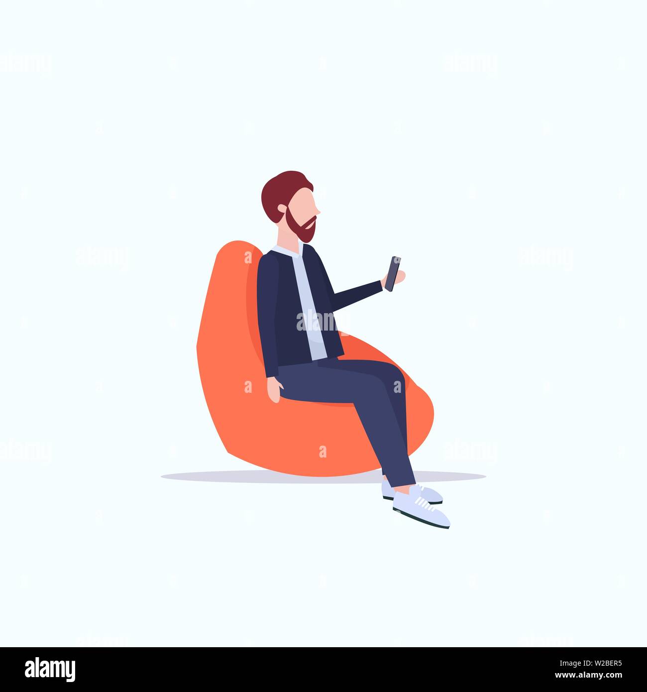 Homme assis dans un fauteuil bean bag man freelance ou travailleur de bureau en utilisant les médias sociaux smartphone concept communication offres de télévision pleine Illustration de Vecteur