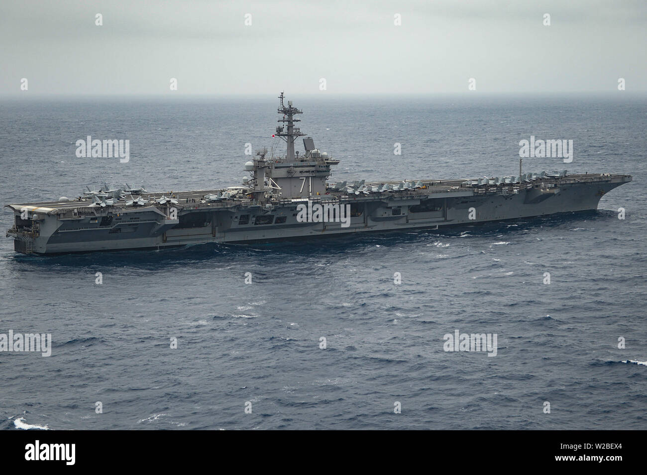 190702-N-TC338-1967 de l'OCÉAN PACIFIQUE (2 juillet 2019) Le porte-avions USS Theodore Roosevelt (CVN 71) transits l'océan Pacifique. Theodore Roosevelt mène des opérations de routine dans l'océan Pacifique. (U.S. Photo par marine Spécialiste de la communication de masse 3 Classe Conner Blake/libérés) Banque D'Images