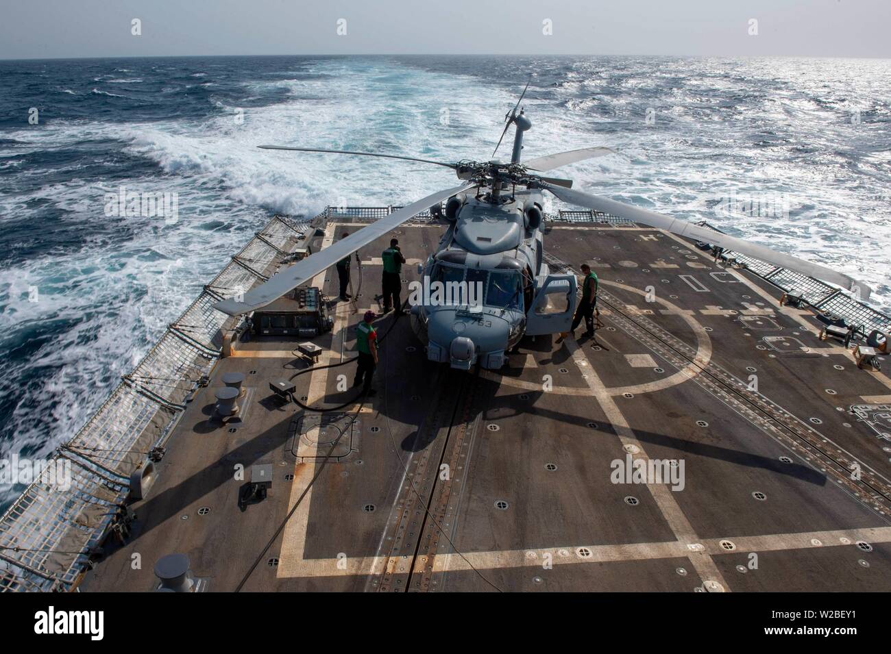 190618-N-UM706-0022 GOLFE D'ADEN (18 juin 2019) marins affectés à la "Grandmasters" de l'Escadron d'hélicoptères grève maritime (HSM) 46 effectuer les vérifications avant vol sur un Sea Hawk MH-60R hélicoptère. Nitze est déployé sur le 5e flotte américaine domaines des opérations à l'appui des opérations navales pour assurer la stabilité et la sécurité maritime dans la région Centrale, reliant la Méditerranée et du Pacifique à travers l'ouest de l'Océan indien et trois points d'étranglement stratégiques. (U.S. Photo par marine Spécialiste de la communication de masse Matelot-Madysson Anne Ritter/libérés) Banque D'Images