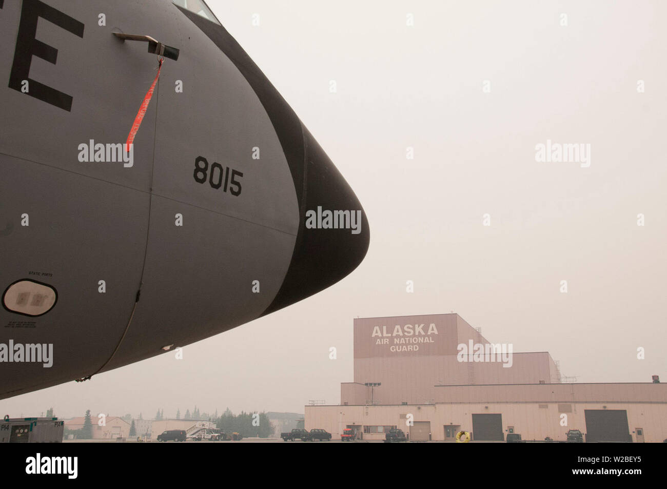 KC-135R Stratotankers à partir de la 168e Escadre, Alaska Air National Guard, asseoir enveloppé de fumée à la rampe de l'Eielson Air Force Base, en Alaska, le 7 juillet 2019. La fumée provient de plusieurs incendies près de la Fairbanks North Star Borough, et sont comptés dans les plus de 100 actifs, la combustion lente, ou en voie d'être démobilisée qui dévastent actuellement suivis par le Centre de coordination interagences de l'Alaska. (U.S. Photo de la Garde nationale aérienne capitaine principal Sgt. Paul Mann) Banque D'Images