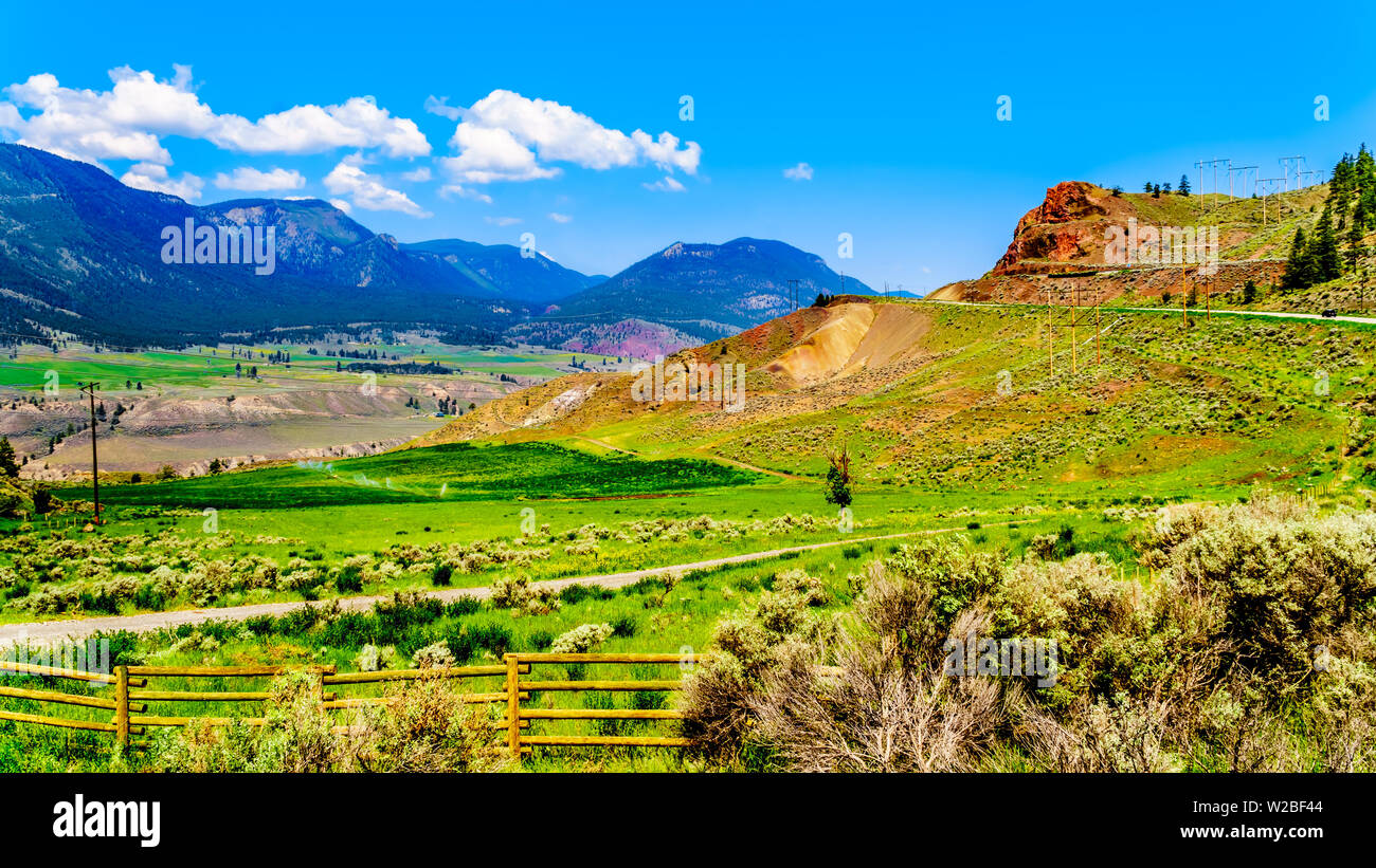 Terres agricoles fertiles le long du fleuve Fraser comme il coule à travers le canyon de la ville de Lillooet dans la région de Chilcotin sur British Columbia, Canada Banque D'Images